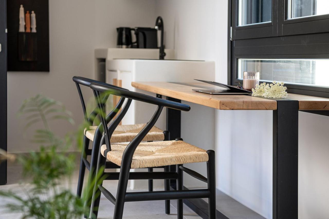 Athina Milos Suites Adamantas  Buitenkant foto