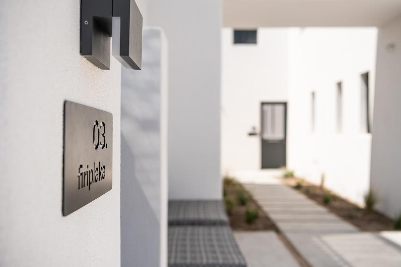 Athina Milos Suites Adamantas  Buitenkant foto